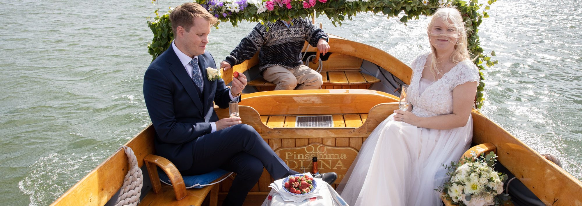 Båtfärd till bröllopsfest